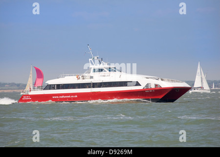 Redfunnel Jet Rouge 3 ferry de l'île de Wight en allant vers Southampton Banque D'Images