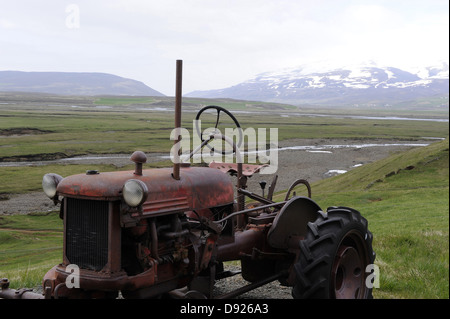 Vieux tracteur, Laufás, Nord de l'Islande, Islande Banque D'Images