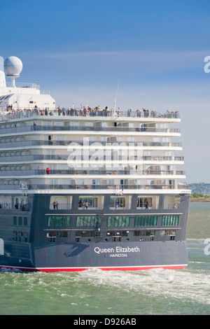 Bateau de croisière Queen Elizabeth dans le Solent, Southampton Banque D'Images