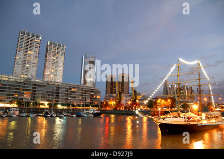 Photo de nuit de la Puerto Madero de Buenos Aires, Argentine, Amérique du Sud. Banque D'Images