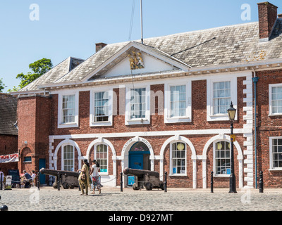 L'Ancienne Douane sur Exeter Quay, à côté de la rivière Exe, Exeter, Devon, Angleterre Banque D'Images