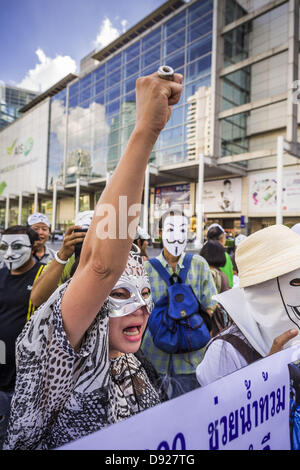 Bangkok, Thaïlande - 9 juin 2013 - L'anti-gouvernement manifestant sur la place en face de Central World de Bangkok. Le masque blanc protestataires porter le masque de Guy Fawkes popularisé par le film ''V pour Vendetta'' et la protestation des groupes Anonymous et occuper. Plusieurs centaines de membres de la masque blanc circulation recueillies sur la place en face de Central World, un grand complexe commercial à l'intersection Ratchaprasong à Bangkok, pour protester contre le gouvernement du Premier Ministre thaïlandais Yingluck Shinawatra. Ils disent que son gouvernement est corrompu et est un ''puppet'' de l'ancien (et exilé) ancien PM Thaksi Banque D'Images