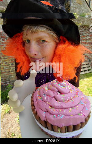 Bakewell, Derbyshire, Royaume-Uni. 9 juin 2013. Cuisson Bakewell Festival. The Mad Hatter, Alison Benefield de Story Bag Theatre Company pour un grand plateau de fossés cup-cake, Thé du Chapelier fou. Credit : Deborah Vernon/Alamy Live News Banque D'Images