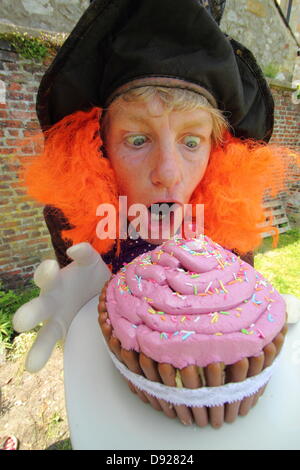 Bakewell, Derbyshire, Royaume-Uni. 9 juin 2013. Cuisson Bakewell Festival. The Mad Hatter, Alison Benefield de Story Bag Theatre Company pour un grand plateau de fossés cup-cake, Thé du Chapelier fou. Credit : Deborah Vernon/Alamy Live News Banque D'Images