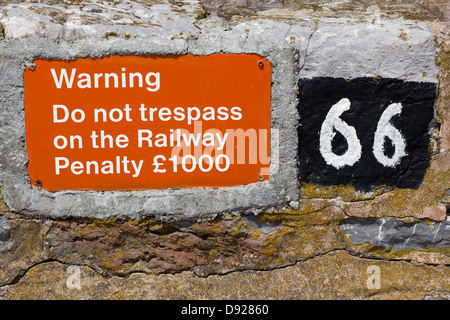 Panneau d'avertissement pour la fonction 'avertissement n'empiète pas sur le chemin de fer de mort Sign £1000] Banque D'Images