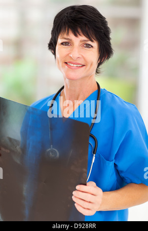 Âge moyen moderne medical doctor holding x-ray in office Banque D'Images