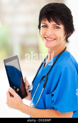 Joli Moyen de médecin avec tablet computer in office Banque D'Images