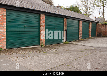 Bloc de garage résidentielles disponibles à la location ou la location souvent utilisé pour le stockage Banque D'Images