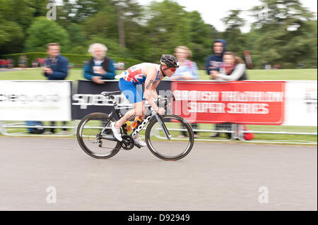 L'Oxfordshire, UK. 9 juin 2013. Thomas Bishop (catégorie homme 20 - 24) d'avance remporte la catégorie triathlon élite à Blenheim Palace. Ce triathlon est de l'aide de la leucémie et du lymphome et de la recherche est le 2ème triathlon de l'UK, a 750m de natation 19.8km 5.4km vélo courir Crédit : Yon Marsh/Alamy Live News Banque D'Images