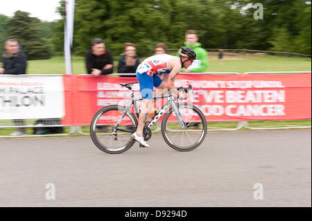 L'Oxfordshire, UK. 9 juin 2013. Thomas Bishop (catégorie homme 20 - 24) d'avance remporte la catégorie triathlon élite à Blenheim Palace. Ce triathlon est de l'aide de la leucémie et du lymphome et de la recherche est le 2ème triathlon de l'UK, a 750m de natation 19.8km 5.4km vélo courir Crédit : Yon Marsh/Alamy Live News Banque D'Images