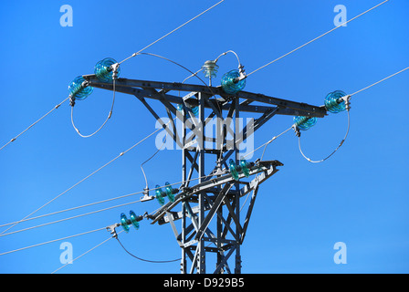 Tour métallique à moyenne tension avec les isolateurs de verre vert on blue sky Banque D'Images