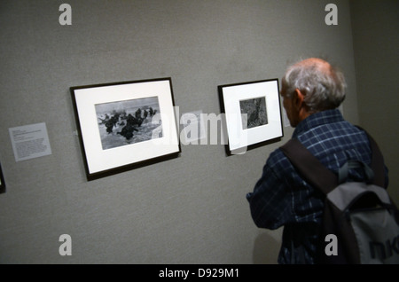 Débarquement des troupes américaines sur le jour J et d'autres photographies de Robert Capa. Metropolitan Museum de New York Banque D'Images