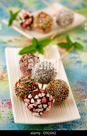 Chocolate cake pops. Recette disponible. Banque D'Images