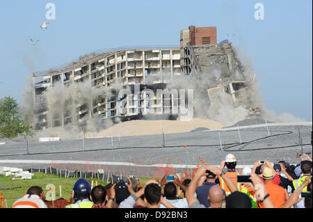 Governors Island, NY, US. 9 juin 2013. En utilisant plus de 200 livres de dynamite, un édifice de 11 étages a été implosé à Governors Island à 7:36 heures le 9 juin 2013. Il a fallu environ 10 secondes pour la construction d'être réduit à un tas de gravats. Credit : Terese Loeb Kreuzer/Alamy Live News Banque D'Images