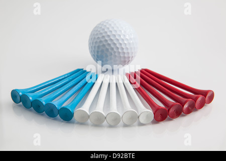Les différents tees de golf en bois coloré sur le fond blanc Banque D'Images