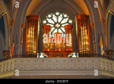 Photo d'un orgue d'église en face d'une fenêtre d'ornement Banque D'Images