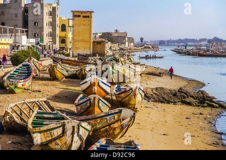 Des bateaux de pêche colorés se trouvent sur la plage de Saint-Louis, au Sénégal. Banque D'Images