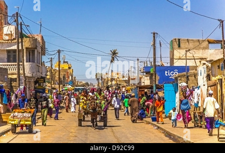 Rue animée à Saint-Louis, Sénégal Banque D'Images