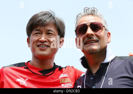 (L-R) Kazuyoshi Miura (JPN), Roberto Baggio (ITA), 9 juin 2013 - Football / Soccer : Japan-Italy J League Match de légende entre joueurs de légende 2-2 Glorie AZZURRE au Stade National, Tokyo, Japon. (Photo par AFLO SPORT) [1156] Banque D'Images