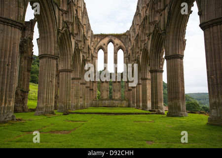 Vue panoramique des ruines de l'abbaye de Rievaulx sous cloudscape, North Yorkshire Moors National Park, Angleterre Banque D'Images