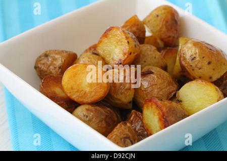 Pommes de terre nouvelles rôties dans white bowl, Close up Banque D'Images