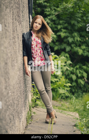 Jeune fille blonde geautiful street portrait Banque D'Images