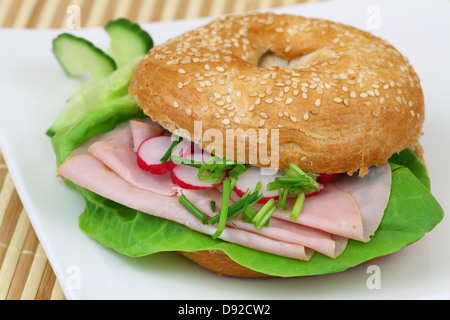 Bagel avec du jambon, Laitue, Concombres et radis, Close up Banque D'Images