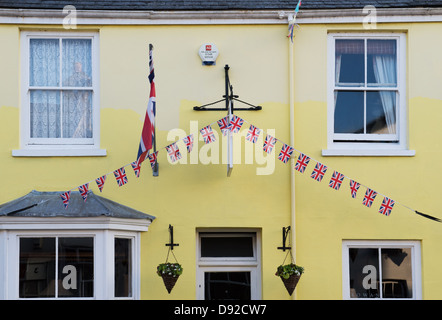 Wild Goose antique shop avec union jack noir. Modbury, Devon, Angleterre Banque D'Images