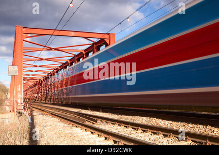 Le train à grande vitesse sur le vieux pont de fer Banque D'Images