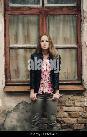 Jeune fille blonde geautiful street portrait Banque D'Images