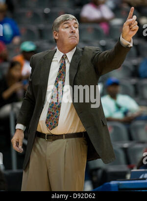 5 juin 2013 - Newark, New Jersey, États-Unis - le 5 juin 2011 : Liberty's head coach Bill Laimbeer WNBA lors de l'action au Prudential Center de Newark, New Jersey entre la liberté de New York et de l'Indiana Fever. Liberté de New York a battu Indiana Fever 75-68 dans plus de temps. Banque D'Images