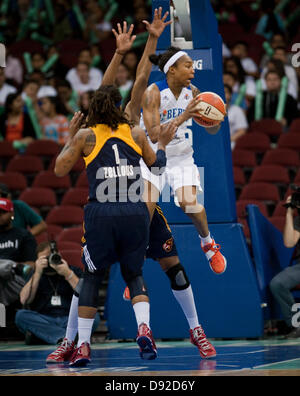 5 juin 2013 - Newark, New Jersey, États-Unis - le 5 juin 2011 : Liberty's guard Cappie Pondexter (23) est à la charge de l'air de faire une passe au premier semestre au cours de l'action à la WNBA Prudential Center de Newark, New Jersey entre la liberté de New York et de l'Indiana Fever. Liberté de New York a battu Indiana Fever 75-68 dans plus de temps. Banque D'Images