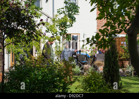 Les gens de discuter d'un jardin à un Jardin Ouvert cas à Peterborough. Banque D'Images