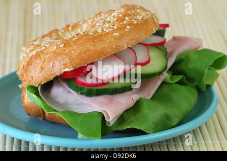 Bagel avec du jambon, Laitue, Concombres et radis, Close up Banque D'Images