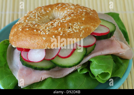 Bagel avec du jambon, Laitue, Concombres et radis, Close up Banque D'Images