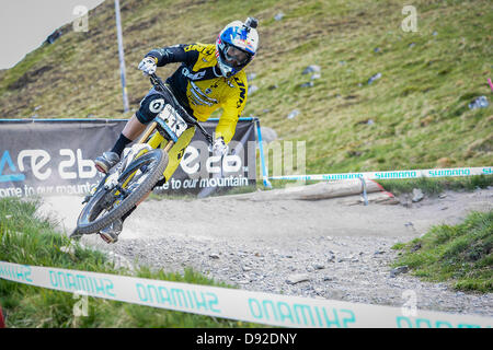 Fort William, Royaume-Uni. 9 juin, 2013. Champion National britannique Gee Atherton GT Factory Racing sur son chemin pour gagner la Coupe du Monde de vélo de montagne UCI de Fort William. Credit : Action Plus Sport Images/Alamy Live News Banque D'Images