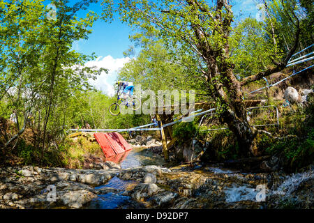 Fort William, Royaume-Uni. 8 juin, 2013. L 'Tractor de Malafretaz Hazzards' a vu beaucoup d'action pendant la Coupe du Monde de vélo de montagne UCI de Fort William. Credit : Action Plus Sport Images/Alamy Live News Banque D'Images