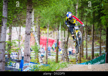 Fort William, Royaume-Uni. 9 juin, 2013. Champion National britannique Rachel Atherton GT Factory Racing en route pour gagner la Coupe du Monde de vélo de montagne UCI de Fort William. Credit : Action Plus Sport Images/Alamy Live News Banque D'Images