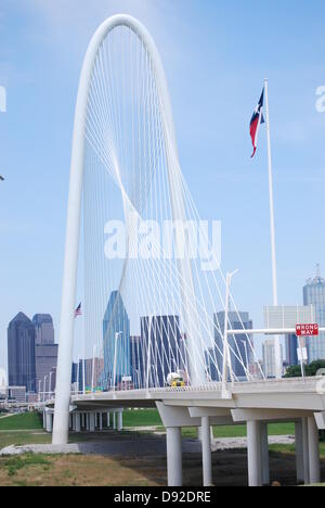 Dallas, États-Unis. 8 juin, 2013. La première des deux ponts conçus Santiago Calatrava transporte le trafic sur la Trinity River Crédit : dallaspaparazzo à Dallas/Alamy Live News Banque D'Images