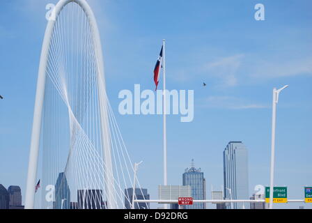 Dallas, États-Unis. 8 juin, 2013. La première des deux ponts conçus Santiago Calatrava transporte le trafic sur la Trinity River Crédit : dallaspaparazzo à Dallas/Alamy Live News Banque D'Images