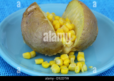 La pomme de terre avec du fromage et veste de maïs doux, Close up Banque D'Images