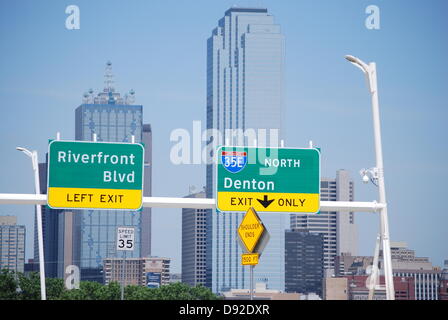 Dallas, États-Unis. 8 juin, 2013. La première des deux ponts conçus Santiago Calatrava transporte le trafic sur la Trinity River Crédit : dallaspaparazzo à Dallas/Alamy Live News Banque D'Images