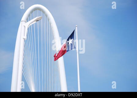 Dallas, États-Unis. 8 juin, 2013. La première des deux ponts conçus Santiago Calatrava transporte le trafic sur la Trinity River Crédit : dallaspaparazzo à Dallas/Alamy Live News Banque D'Images