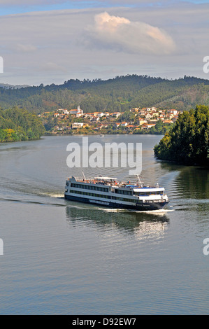 Douro Queen cruise boat sur la rivière Douro Portugal village Rio Mau