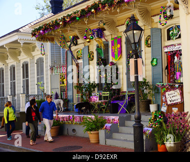 Les touristes passent devant une maison décorée pour Mardi Gras à La Nouvelle Orléans Banque D'Images