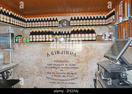 Un bar typique Ginjinha avec cherry liquor Lisbonne Portugal Banque D'Images