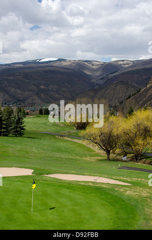 La Beaver Creek Golf Club près de Vail, Colorado serpente dans un cadre magnifique de montagnes et de nuages. Banque D'Images