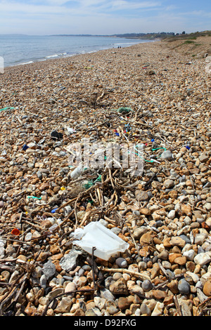 Déchets sur la mer, sur la plage de Barton Hampshire, Angleterre, Royaume-Uni. Banque D'Images