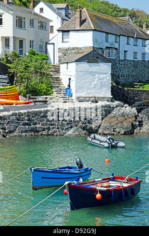 Bateaux de pêche dans le port de Coverack, Cornwall, UK Banque D'Images