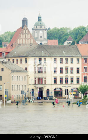 Meissen, Saxe, Allemagne, 9 Jun 2013.- nettoyage de Messen ville en Saxe d'Allemagne. Elbe avait inondé la ville de Meissen en Saxe et quelques autres villes le long de la rivière Elbe. Credit : kmt rf/Alamy Live News Banque D'Images